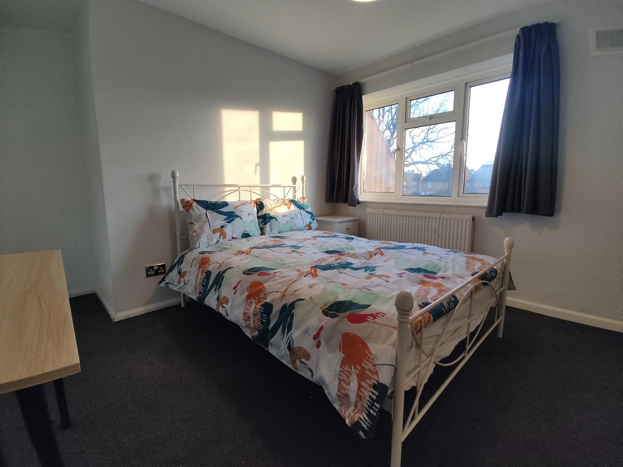 Room Barnfield Road in Crawley