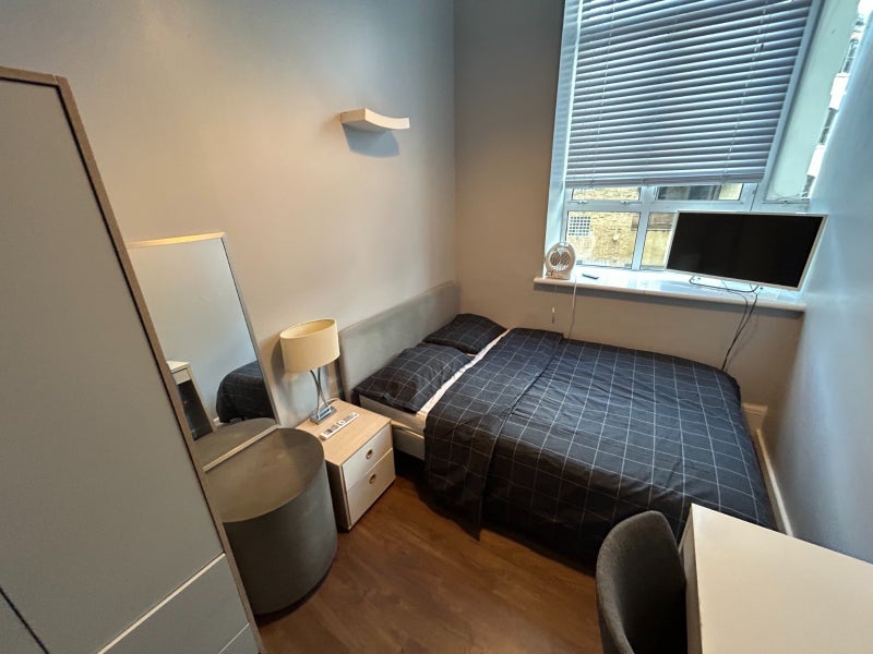 Room Dingley Road in Greater London