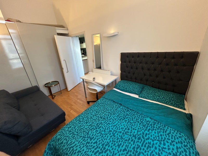 Room Dingley Road in Greater London
