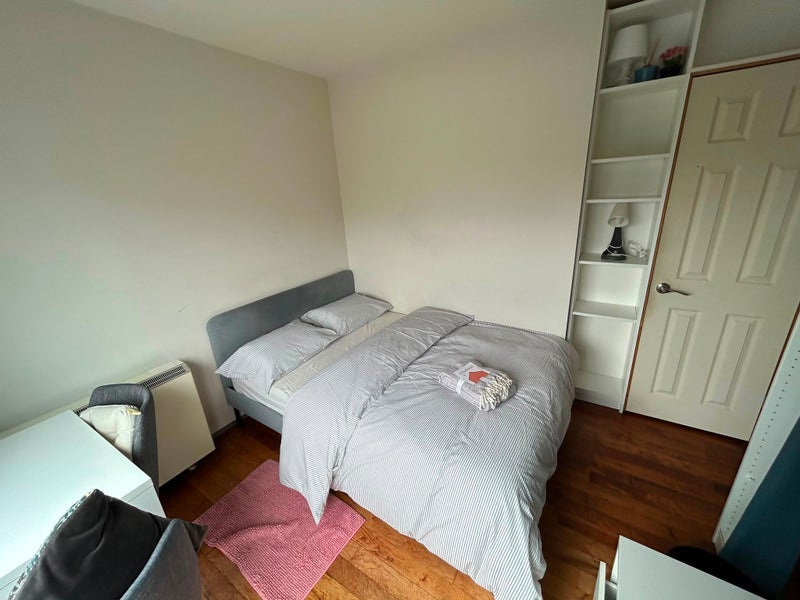 Room Dingley Road in Greater London