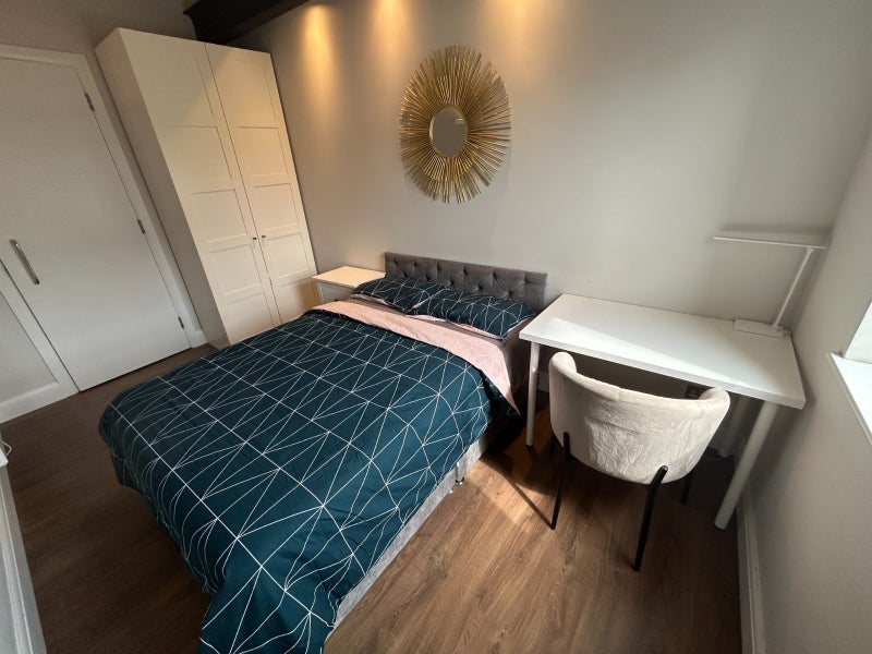 Room Dingley Road in Greater London