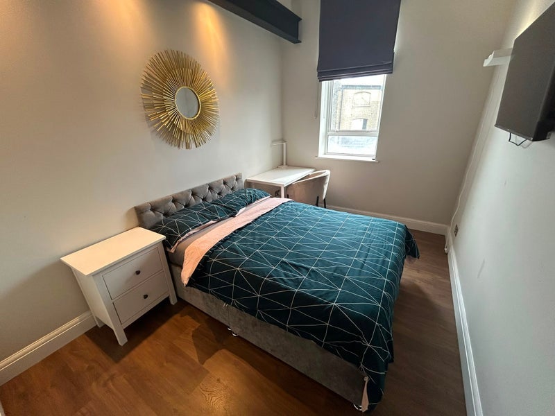 Room Dingley Road in Greater London