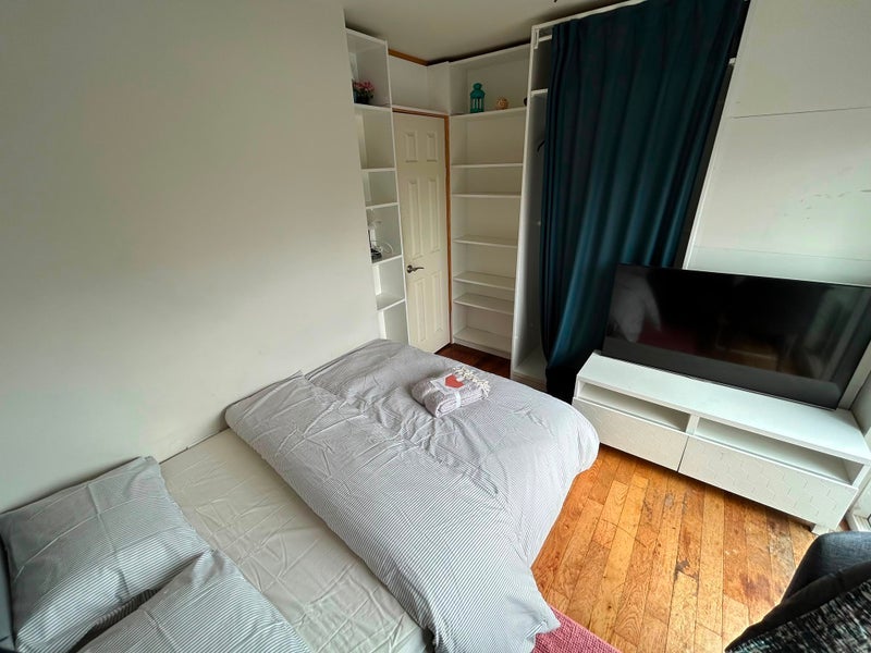 Room Dingley Road in Greater London