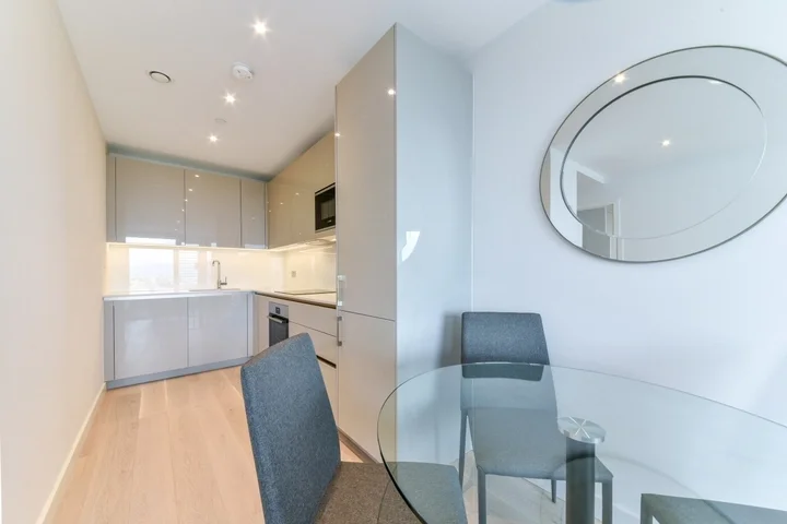 Flat Deacon Street in Greater London