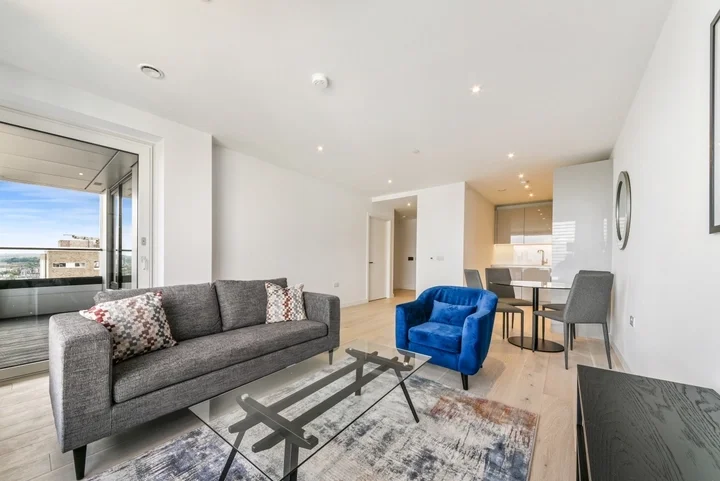 Flat Deacon Street in Greater London