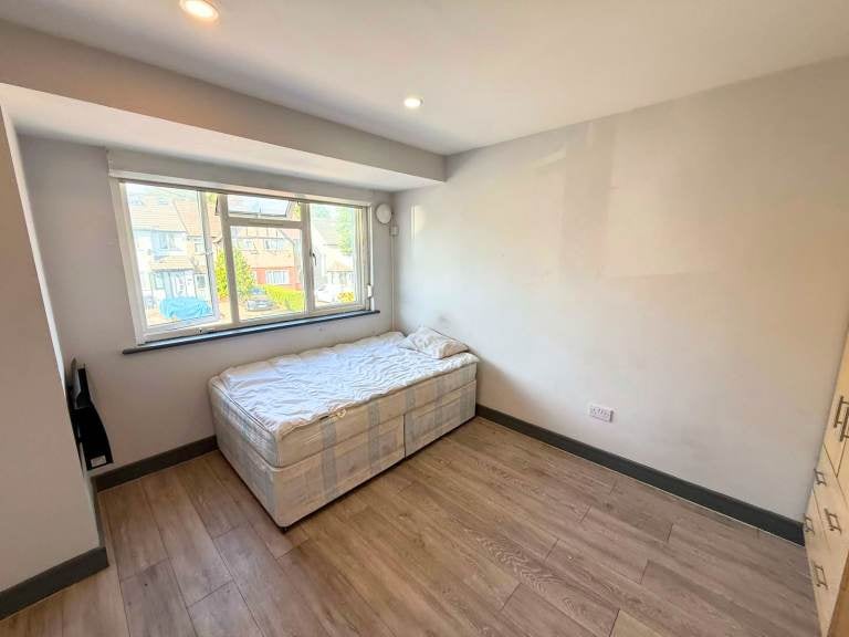 Flat Berkeley Avenue in Greater London