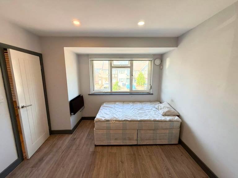Flat Berkeley Avenue in Greater London