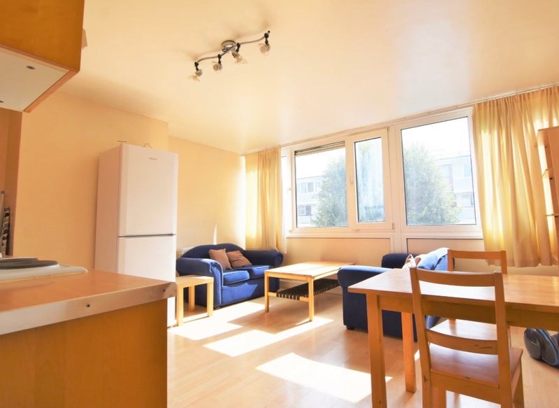 Room Hersham Close in Greater London