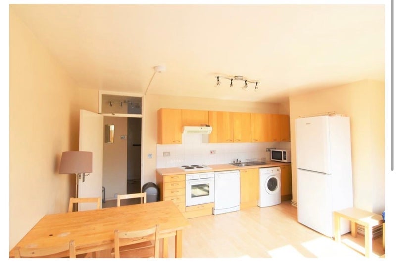 Room Hersham Close in Greater London