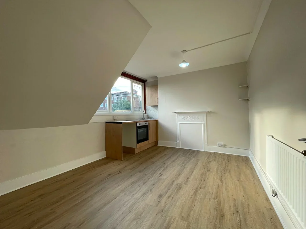 Flat Springfield Gardens in Greater London