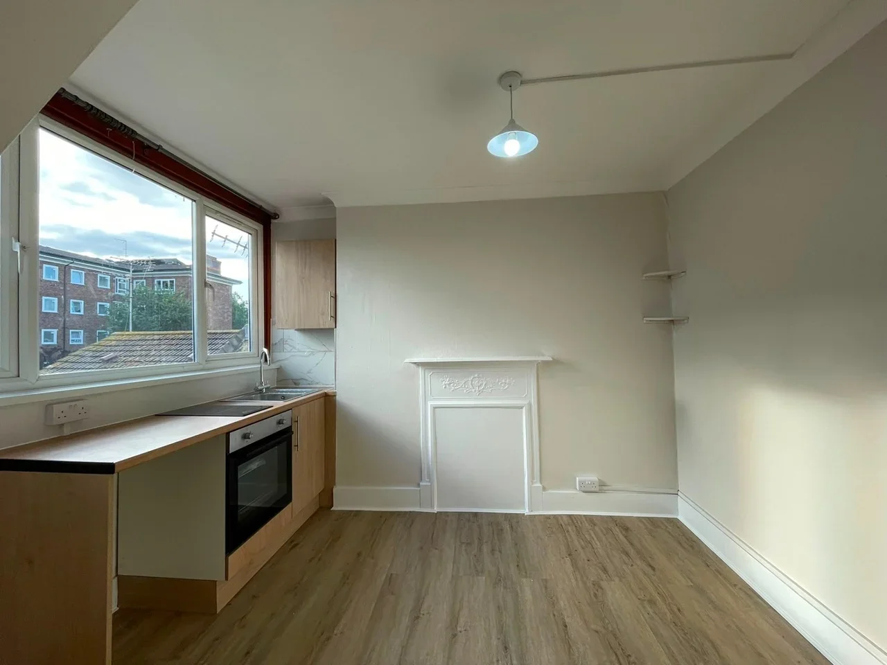 Flat Springfield Gardens in Greater London