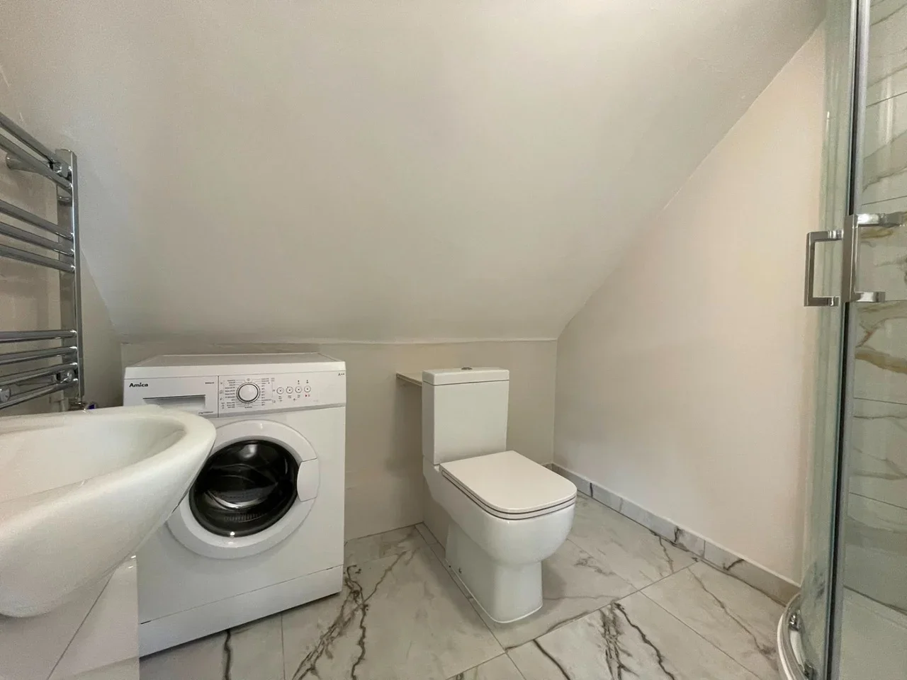 Flat Springfield Gardens in Greater London