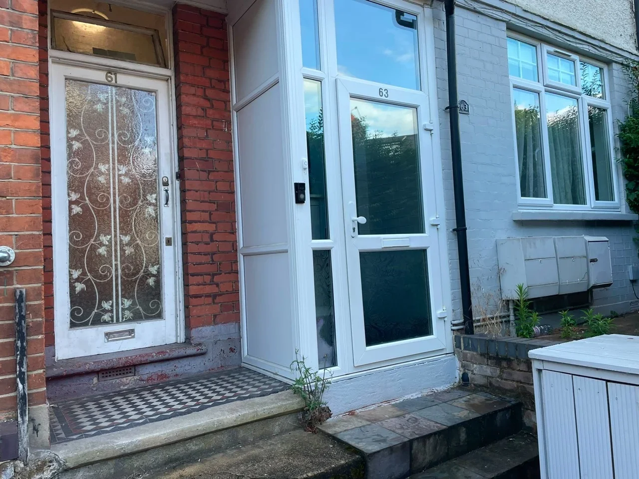 Flat Springfield Gardens in Greater London