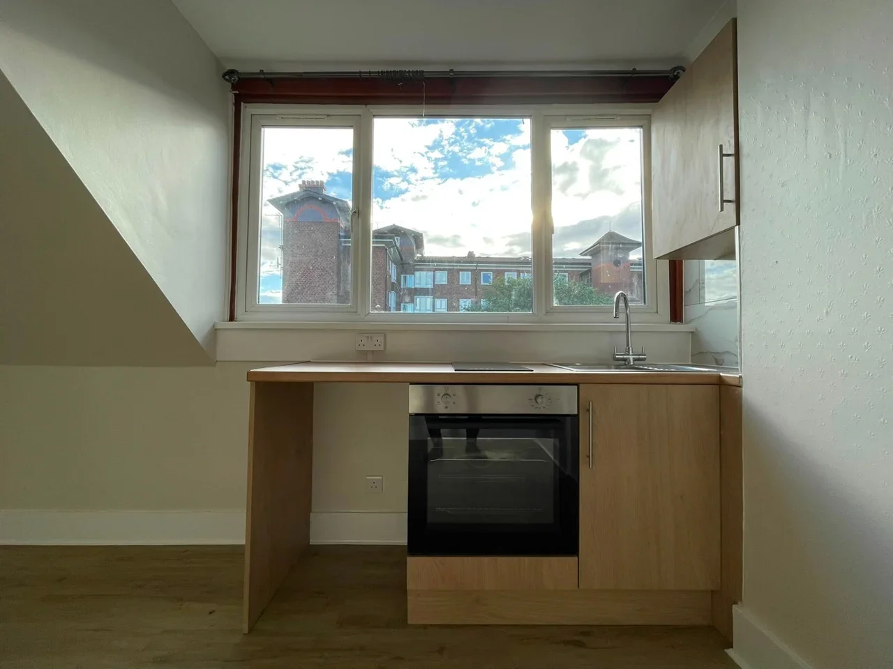 Flat Springfield Gardens in Greater London