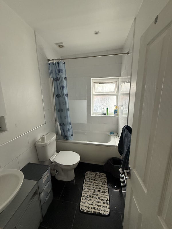Room Lower Coombe Street in Greater London