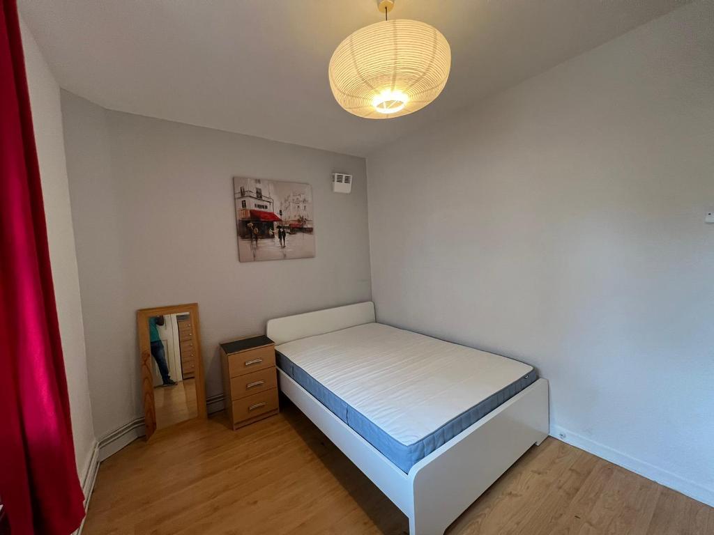 Room Australia Road in Greater London