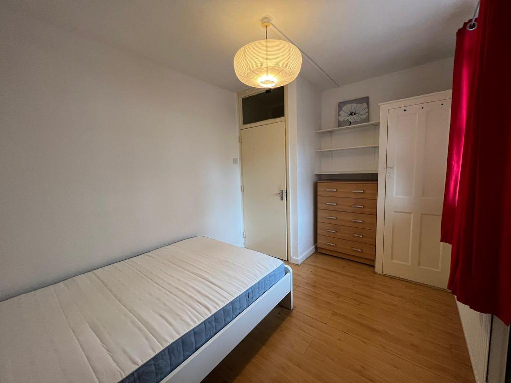 Room Australia Road in Greater London
