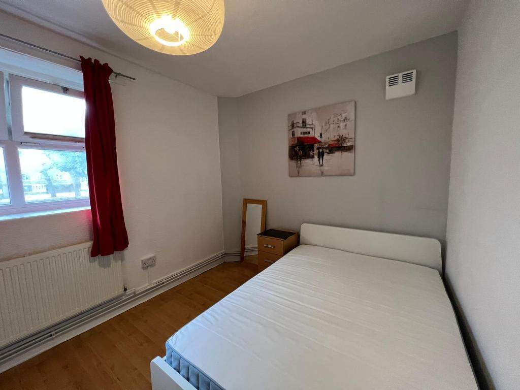 Room Australia Road in Greater London