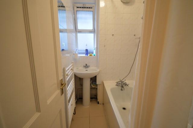 Room Australia Road in Greater London
