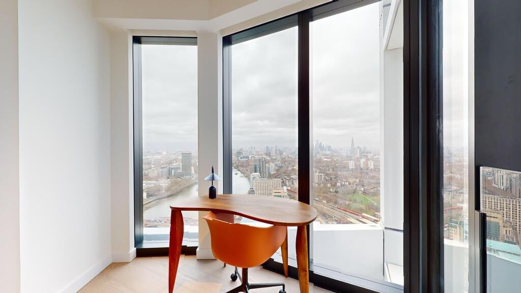 Flat Nine Elms Lane in Greater London