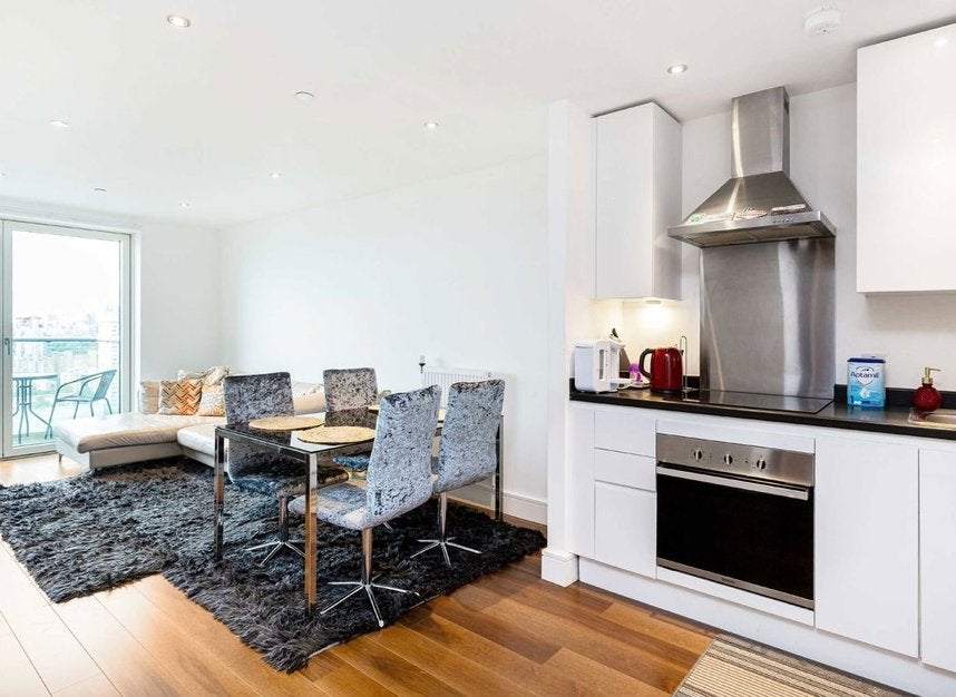 Flat Westferry Circus in Greater London