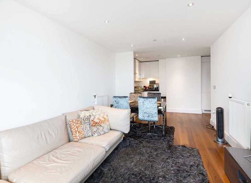 Flat Westferry Circus in Greater London