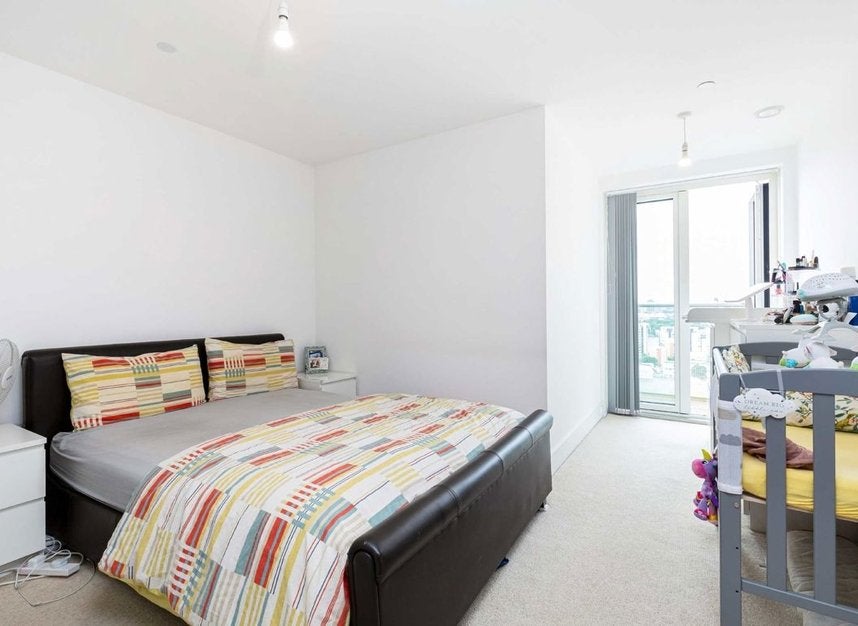 Flat Westferry Circus in Greater London