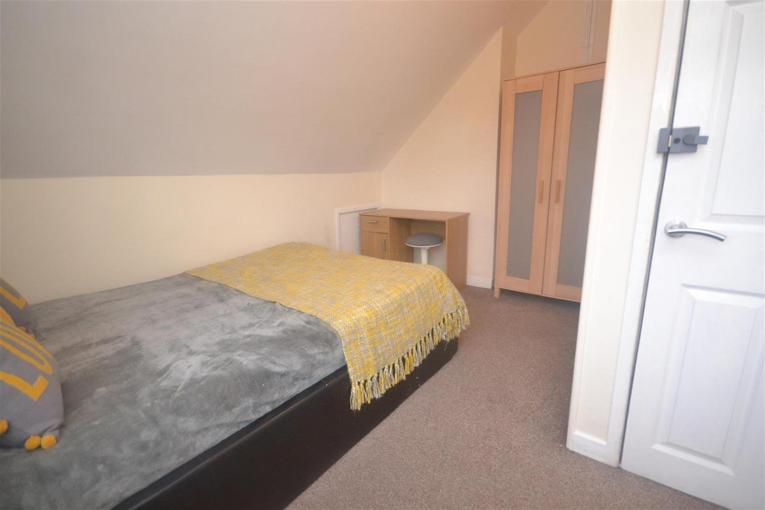 Flat School Terrace in Reading