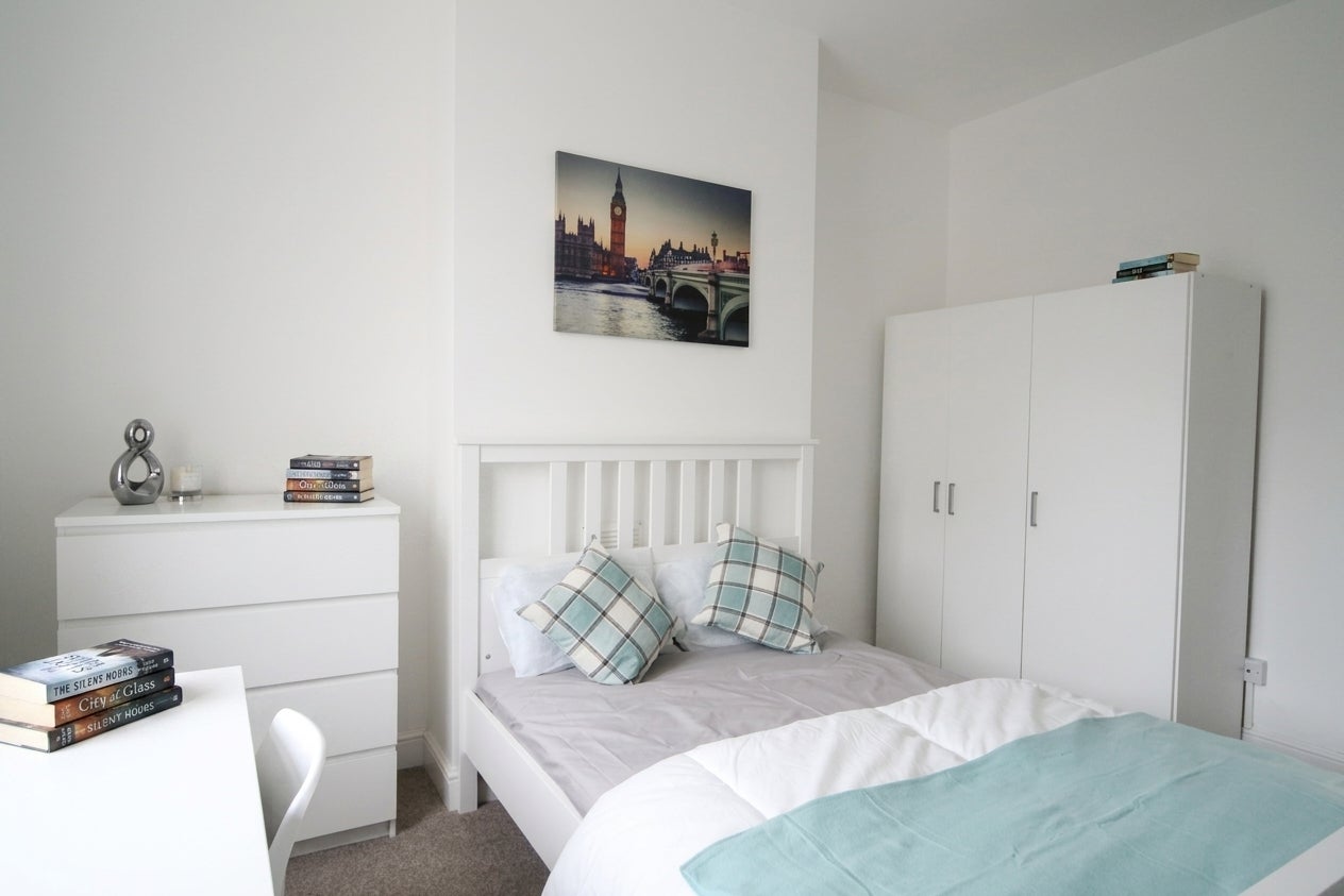 Room Wellington Street in Gloucester