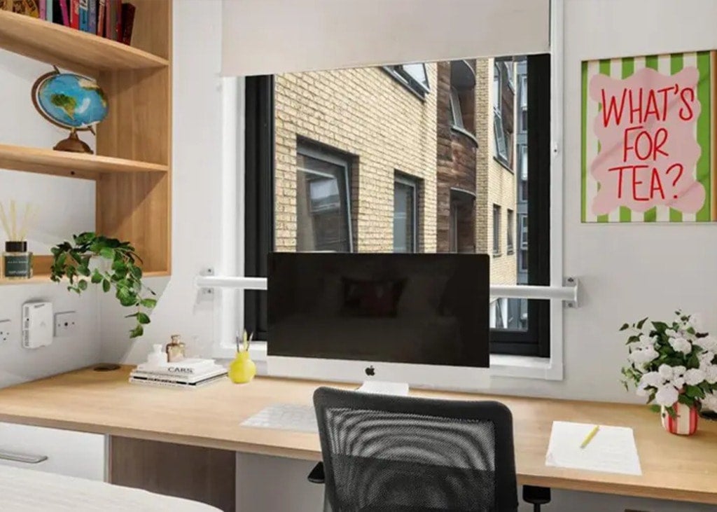Room Market Road in Greater London