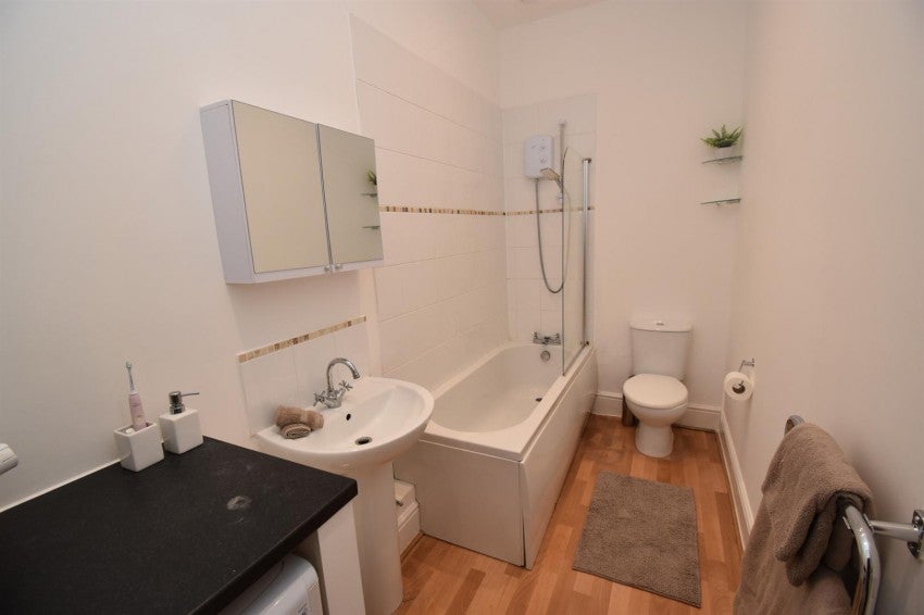 Flat Milverton Terrace in Royal Leamington Spa
