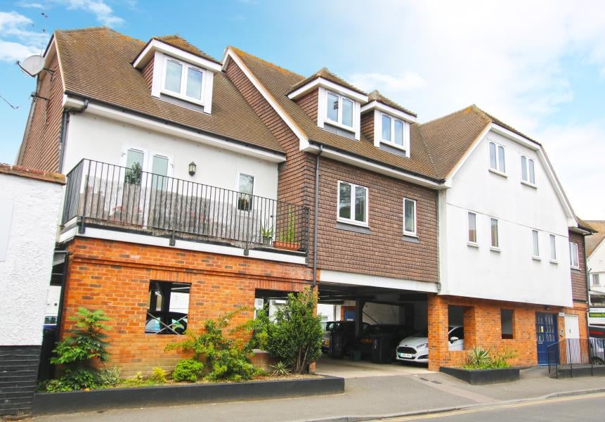 Flat Pyrford Road in Woking