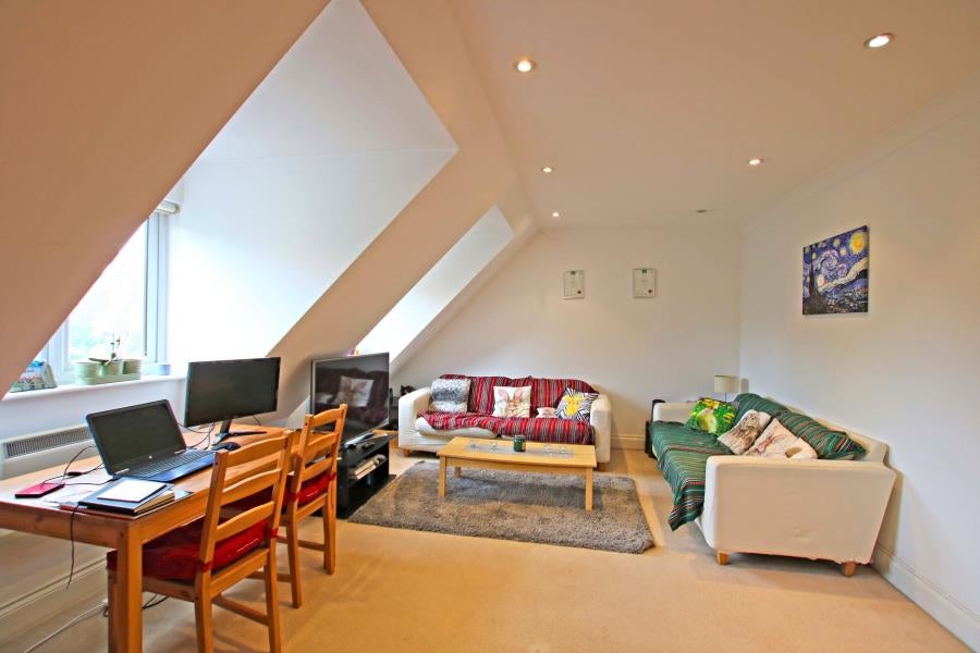 Flat Pyrford Road in Woking