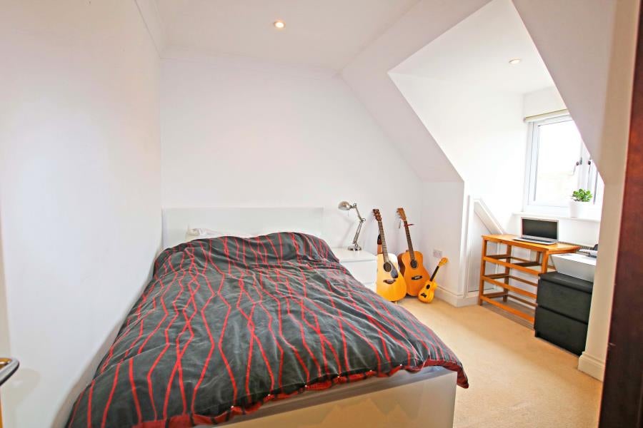 Flat Pyrford Road in Woking