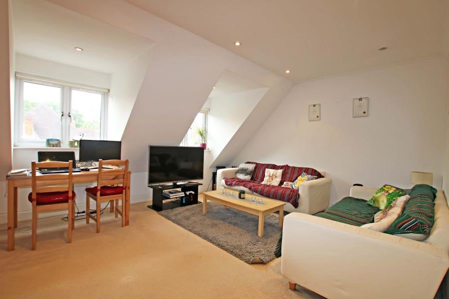 Flat Pyrford Road in Woking
