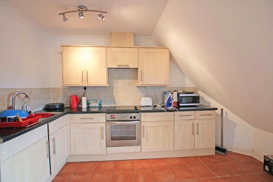 Flat Pyrford Road in Woking