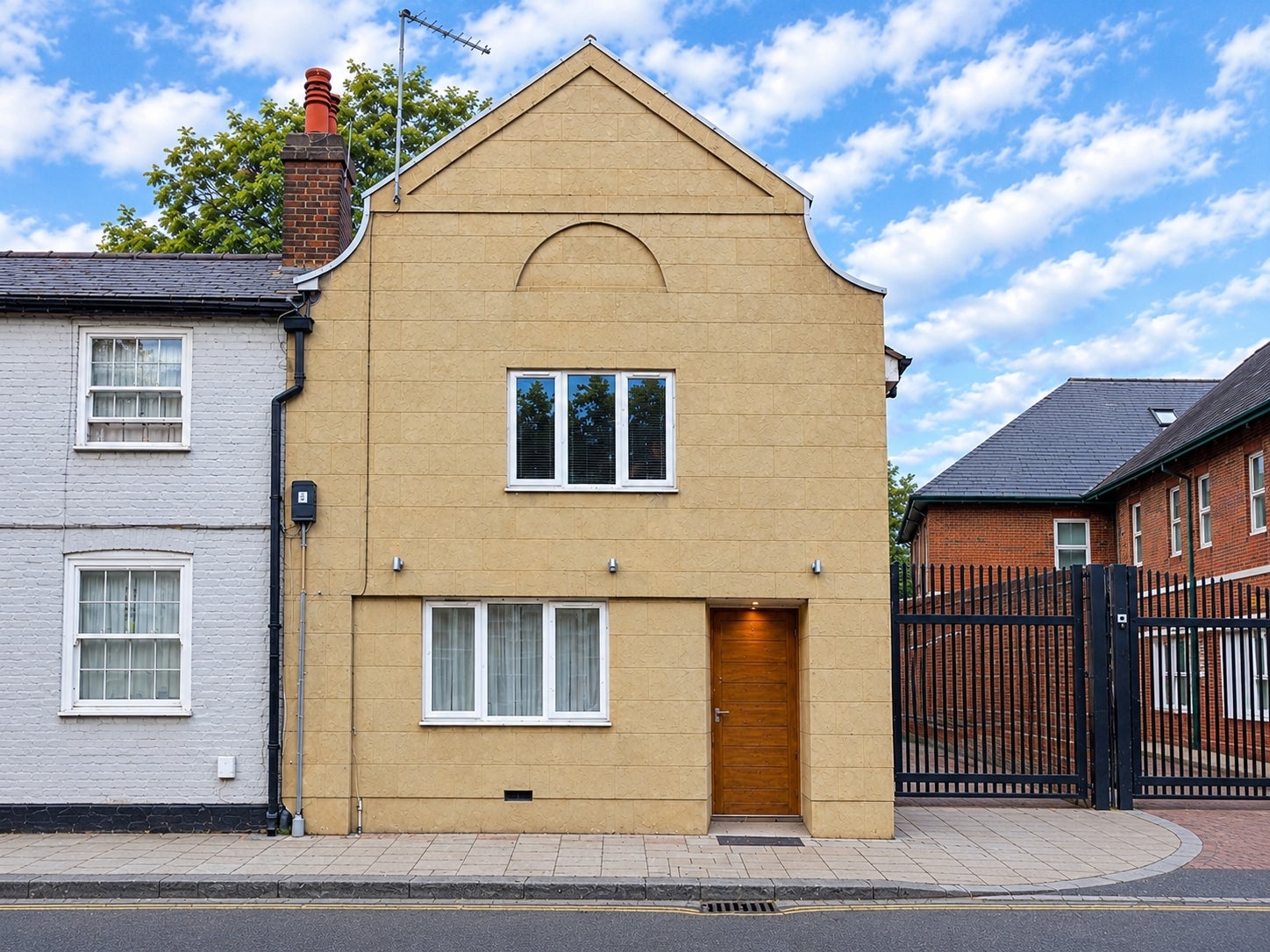 Flat London Street in Borough of Runnymede