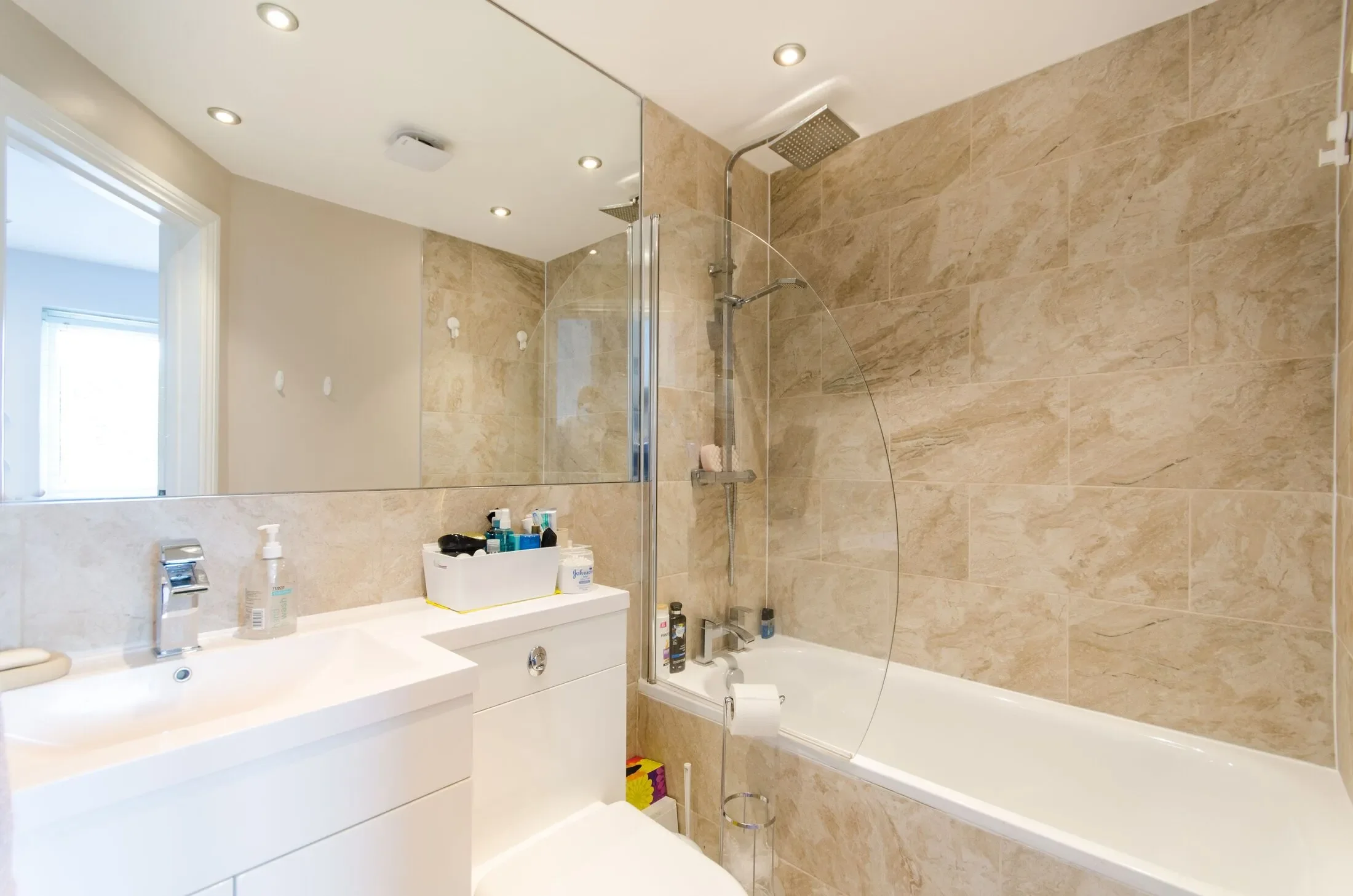 Flat Sentinel Close in Greater London