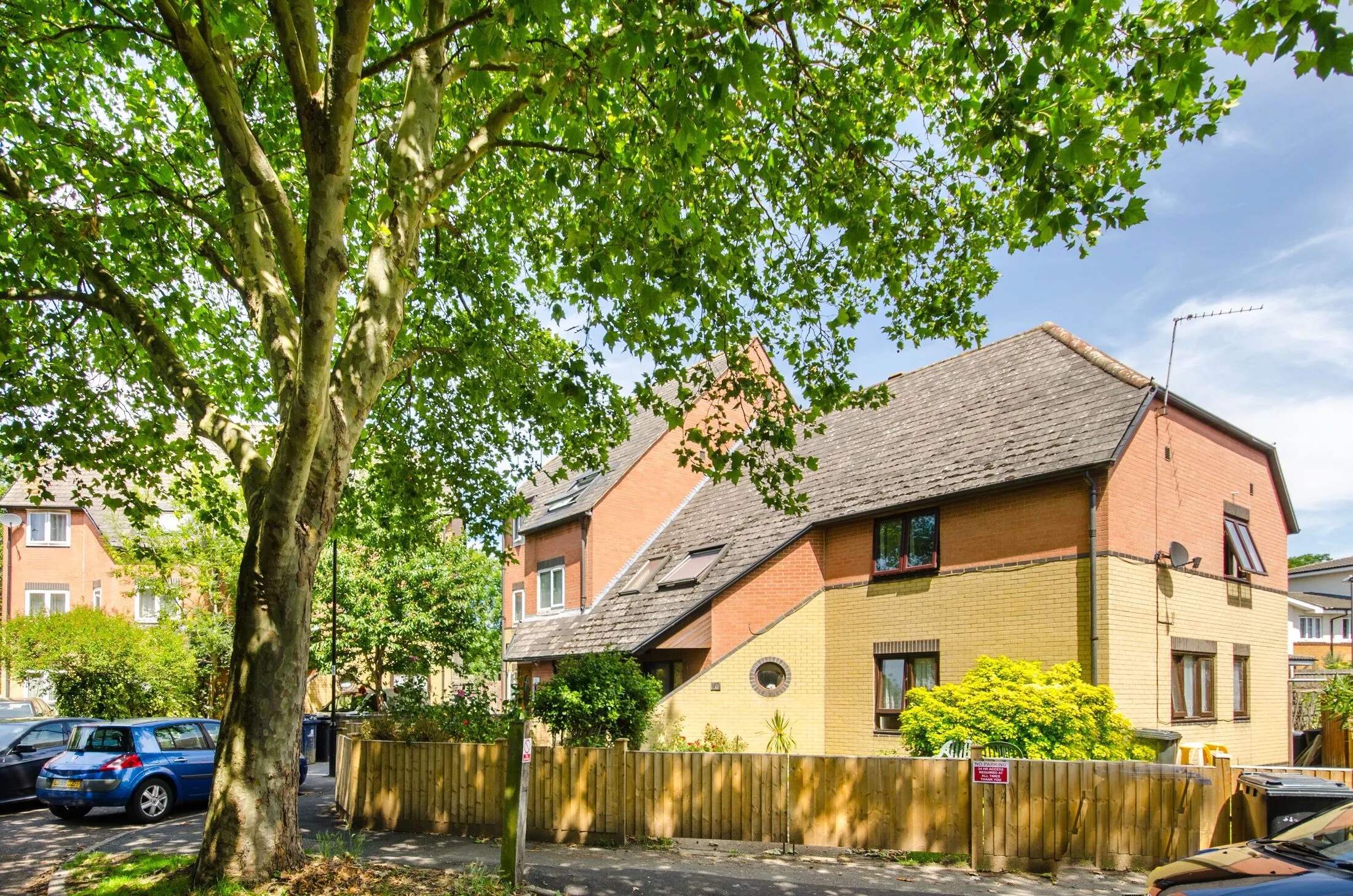 Flat Sentinel Close in Greater London