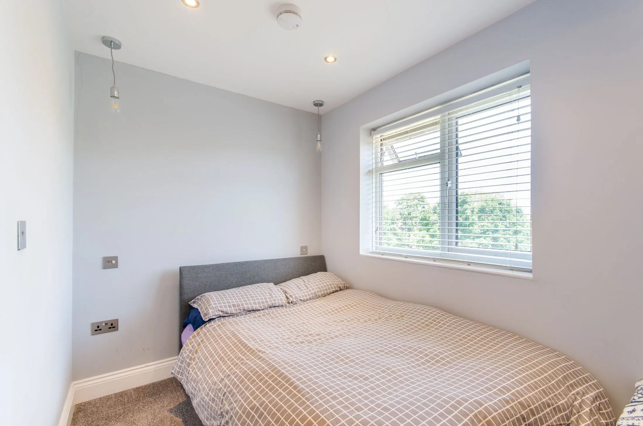Flat Sentinel Close in Greater London