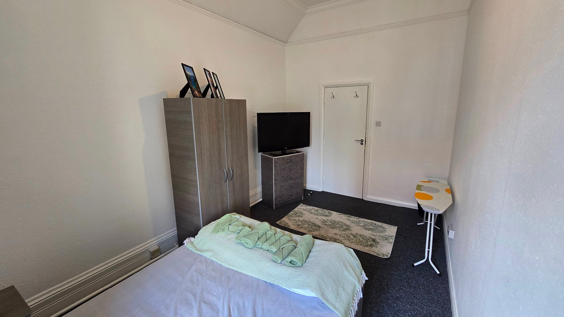 Room Daisy Bank Road in Manchester