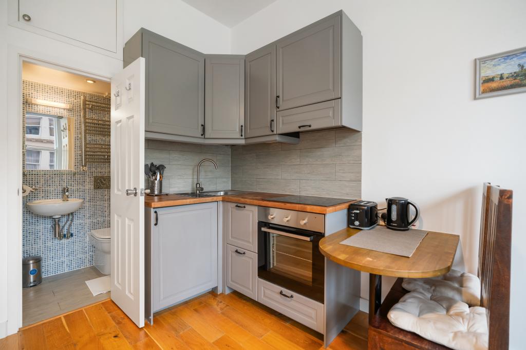 Flat Penywern Road in Greater London