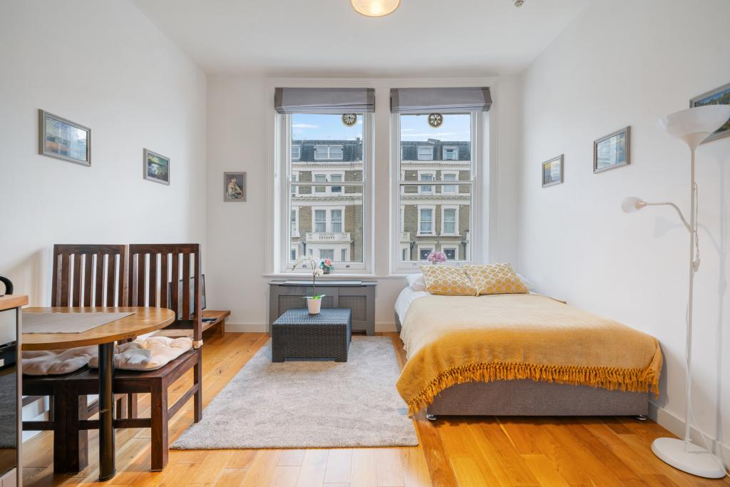 Flat Penywern Road in Greater London