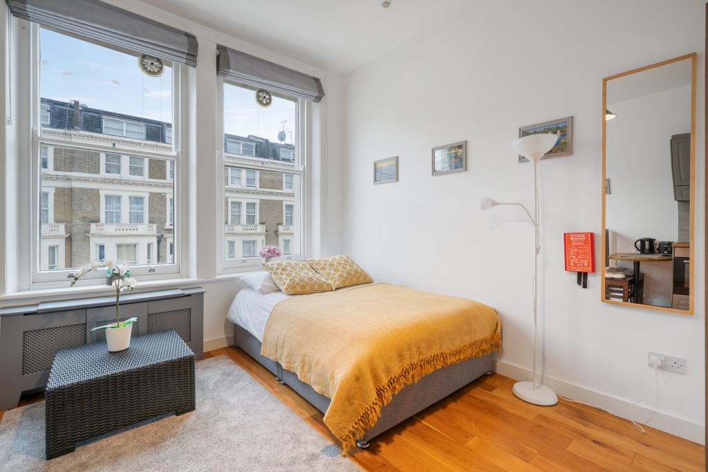 Flat Penywern Road in Greater London