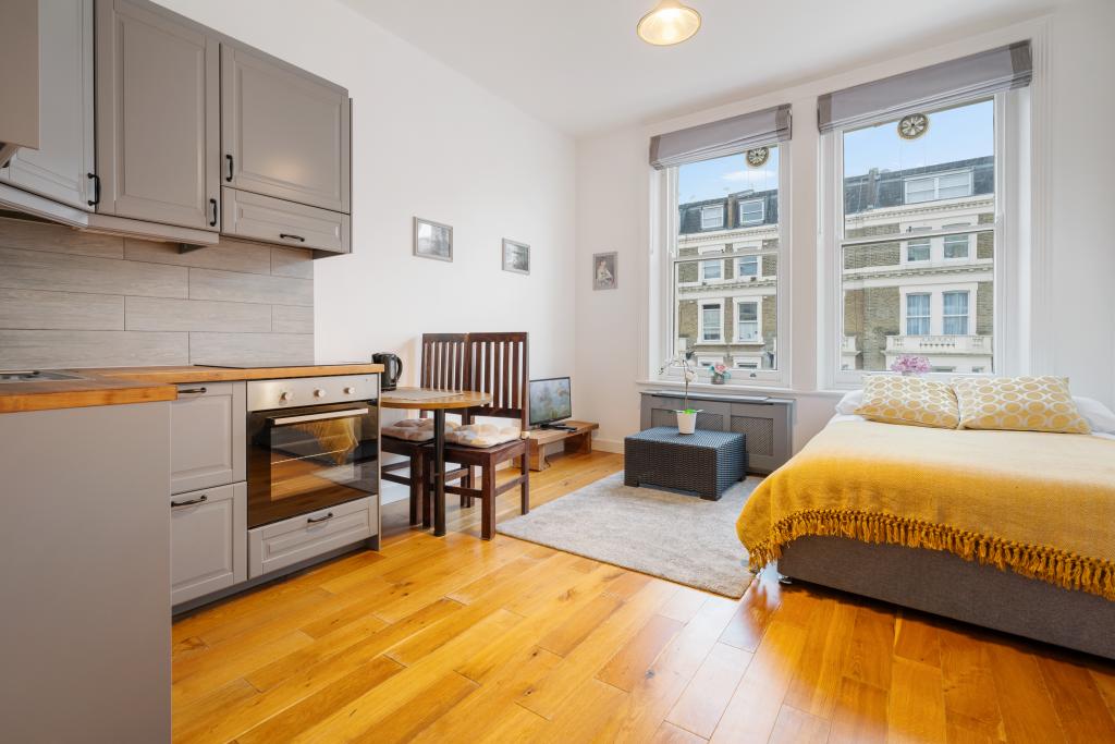Flat Penywern Road in Greater London
