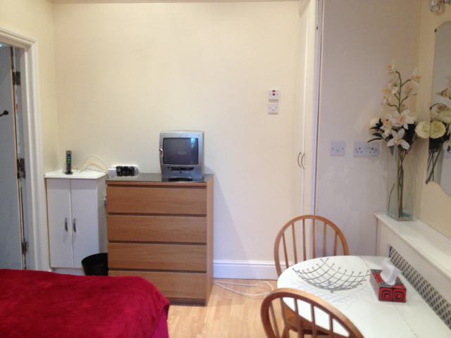 Flat Hadyn Park Road in Greater London
