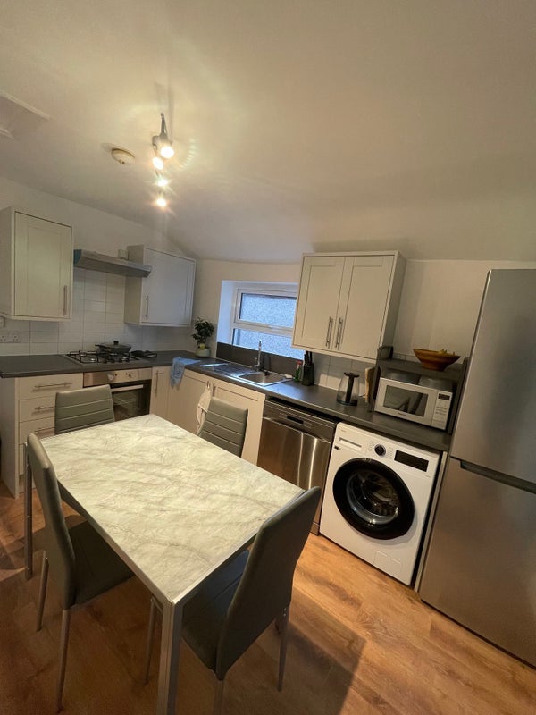 Room High Road Leyton in Greater London