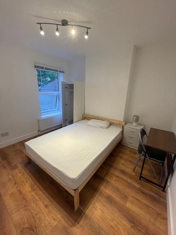 Room High Road Leyton in Greater London