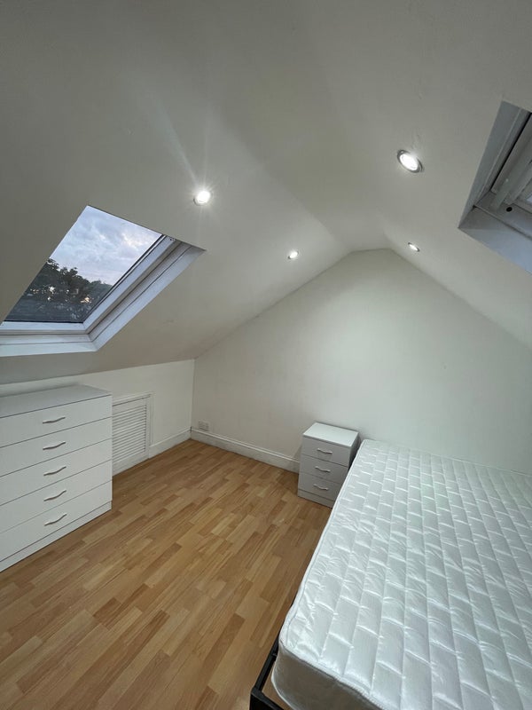 Room High Road Leyton in Greater London