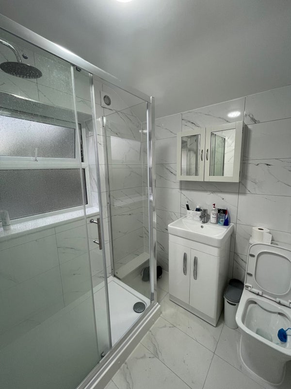 Room High Road Leyton in Greater London